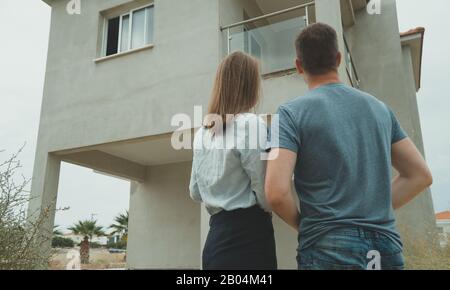 L'agent immobilier montre le développement à son client. Banque D'Images