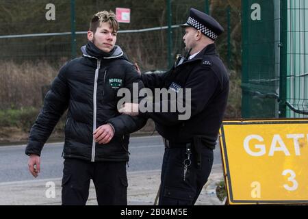 Harefield, Royaume-Uni. 18 Février 2020. Un agent de police métropolitain pousse un militant écologiste à l'extérieur d'un site de l'extinction à Colne Valley, où deux militants, dont un ancien paralympique partiellement clairvoyé James Brown, S'était enfermé sur une plate-forme de forage pour protester contre le plan de forage du   visant à percer dans l'aquifère qui fournit 22 % de l'eau potable de Londres. Crédit: Mark Kerrison/Alay Live News Banque D'Images