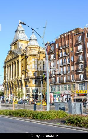 Budapest, Hongrie - 6 novembre 2019 : bâtiments historiques au centre de la capitale hongroise sur une photo verticale. Route et gare en premier plan. Villes d'Europe de l'est. Banque D'Images