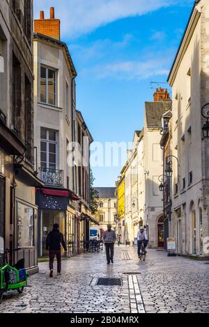 Rue pavée dans le vieux centre d'Orléans, Loiret, France. Banque D'Images