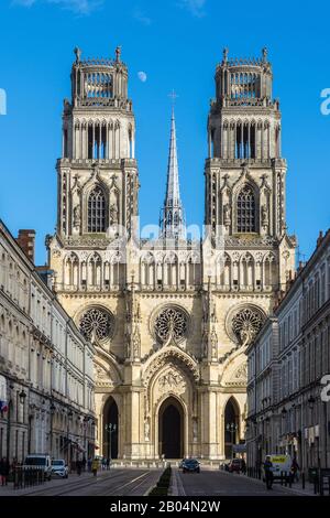 Cathédrale d'Orléans vue de la rue Jeanne d'Arc, Orléans, Loiret, France Banque D'Images