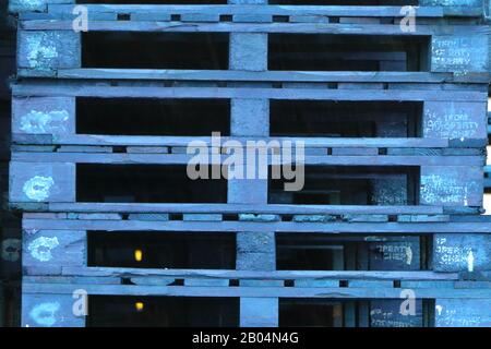 Une pile de palettes en bois de couleur bleue ( Pantone 2020 ) Banque D'Images