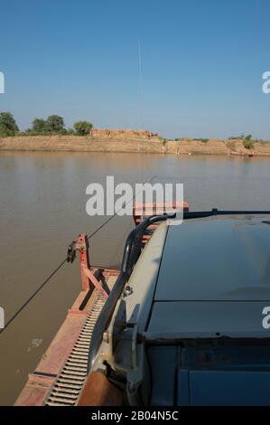 Traversez la rivière Luangwa en ferry à ponton motorisé pour entrer dans le parc national de South Luangwa, dans l'est de la Zambie. Banque D'Images