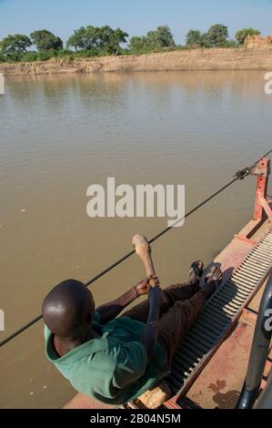 Traversez la rivière Luangwa en ferry à ponton motorisé pour entrer dans le parc national de South Luangwa, dans l'est de la Zambie. Banque D'Images