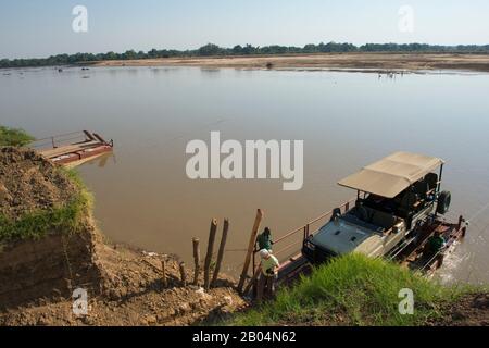 Traversez la rivière Luangwa en ferry à ponton motorisé pour entrer dans le parc national de South Luangwa, dans l'est de la Zambie. Banque D'Images