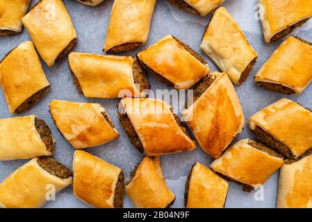 Texture faite de pâté cuit dans une tarte posée sur du papier de cuisson. Banque D'Images