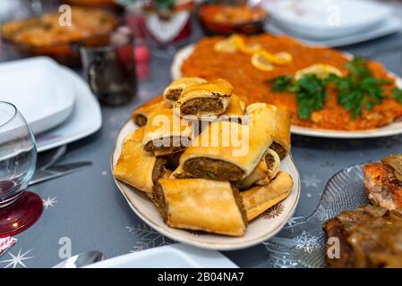 Pâté cuit dans une tarte posée sur une table de vacances sur une plaque. Banque D'Images