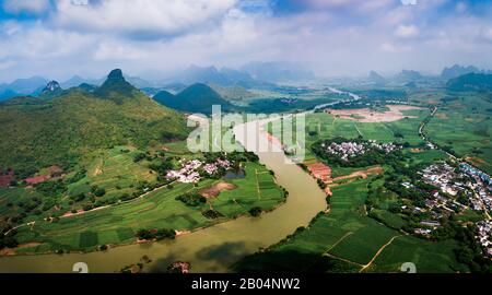 Paysage rural chinois de roches calcaires et de rizières en Guangxi Chine vue aérienne Banque D'Images