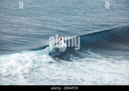 Surfer sur l'océan dans de grosses vagues. Surf Bali vue aérienne. Les sports d'eau. Mode de vie sain et actif. Le surf. Vacances d'été. Sport extrême. Banque D'Images