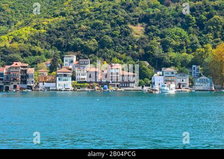 Le bord de mer de la partie résidentielle du village de pêcheurs d'Anadolu Kavagi dans le quartier de Beykoz à Istanbul Banque D'Images
