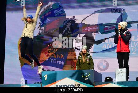 18 février 2020, Italie, Antholz: Biathlon: Championnat du monde, 15 km célibataires, femmes. Vanessa Hinz (de gauche), gagnante de la médaille d'argent de l'Allemagne, saute sur le podium à côté de Dorothea Wierer (de l'Italie) et la troisième, Marte Olsbu Röiseland (de Norvège). Photo: Hendrik Schmidt/Dpa Banque D'Images