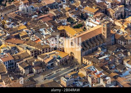 Photo aérienne, île, Santa Maria dels Àngels, église, vue sur la vieille ville, Pollença, Majorque, Iles Baléares, Espagne, Europe, vieille ville, ES, religieux Banque D'Images