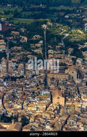 Photo aérienne, île, Santa Maria dels Àngels, Esglesias de Montes-Sion, église, Ajuntament de Pollença, hôtel de ville, vue sur Pollença, Pollença, Malland Banque D'Images