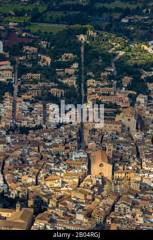 Photo aérienne, île, Santa Maria dels Àngels, Esglesias de Montes-Sion, église, Ajuntament de Pollença, hôtel de ville, vue sur Pollença, Pollença, Malland Banque D'Images