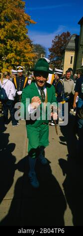 Portrait d'un homme adulte du milieu dans un groupe de défilés, Université de notre Dame, South Bend, Indiana, États-Unis Banque D'Images