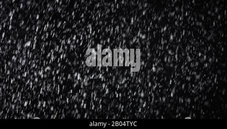 Flocons de neige tombant sur le ciel sombre la nuit d'hiver. résolution de 4 k, ralenti Banque D'Images