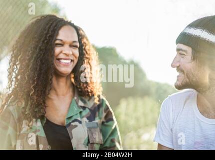 Joyeux amis de la culture diverse en s'amusant dans le parc de la ville en plein air - couple multi-ethnique en profitant ensemble - relation et concept de jeunesse - F Banque D'Images