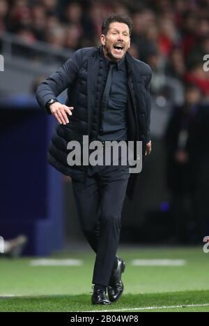 Diego Simeone, responsable de l'Atletico madrid, fait des gestes sur le touchline lors de la ronde de 16 matchs de la première jambe de l'UEFA à Wanda Metropolitano, Madrid. Banque D'Images