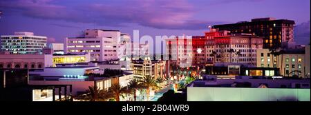 Vue panoramique sur les bâtiments d'une ville, Rodeo Drive, Beverly Hills, Californie, États-Unis Banque D'Images