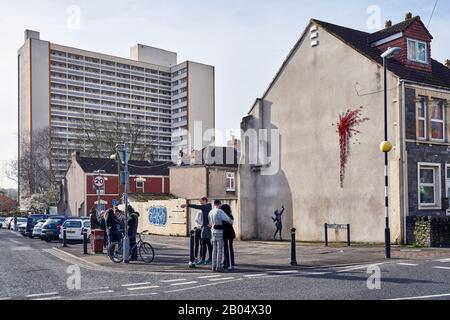 Visiteurs à Banksy 'Valentines Day' graffitis / artwork, Marsh Lane, Lawrence Hill, Bristol - 14 février 2020. Banque D'Images