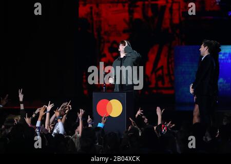 Lewis Capaldi sur scène au Brit Awards 2020 à l'O2 Arena de Londres. Banque D'Images