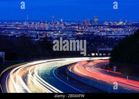 Brunn am Gebirge : autoroute A 21, sentiers de lumière, vue sur le centre-ville de Vienne à Wienerwald, Vienne Woods, Niederösterreich, Basse-Autriche, Autriche Banque D'Images