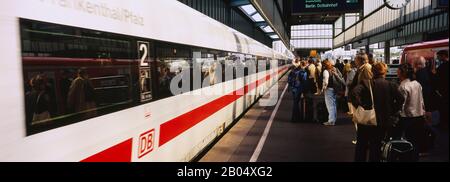 Groupe de personnes se tenant près d'un train à la gare, gare centrale, Stuttgart, Allemagne Banque D'Images