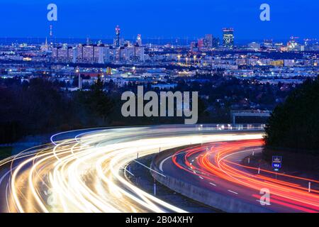 Brunn am Gebirge : autoroute A 21, sentiers de lumière, vue sur le centre-ville de Vienne à Wienerwald, Vienne Woods, Niederösterreich, Basse-Autriche, Autriche Banque D'Images
