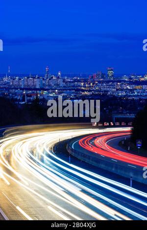 Brunn am Gebirge : autoroute A 21, sentiers de lumière, vue sur le centre-ville de Vienne à Wienerwald, Vienne Woods, Niederösterreich, Basse-Autriche, Autriche Banque D'Images