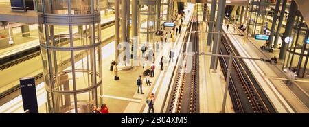 Vue en grand angle d'un groupe de personnes debout sur une plateforme de gare, gare centrale, Berlin, Allemagne Banque D'Images