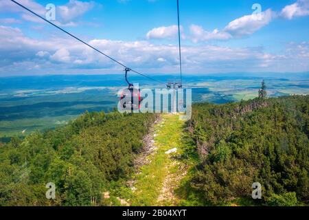 Tatranska Lomnica, Tatra Mountains / Slovaquie - 2019/06/28: Téléphérique jusqu'au pic Lomnica - Lomicky stit - avec la région slovaque de Tatra sous-colline à l'arrière Banque D'Images