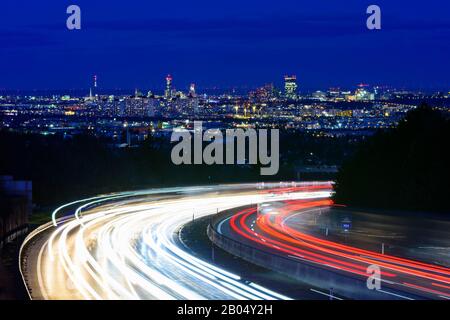 Brunn am Gebirge : autoroute A 21, sentiers de lumière, vue sur le centre-ville de Vienne à Wienerwald, Vienne Woods, Niederösterreich, Basse-Autriche, Autriche Banque D'Images