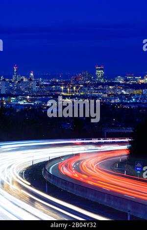 Brunn am Gebirge : autoroute A 21, sentiers de lumière, vue sur le centre-ville de Vienne à Wienerwald, Vienne Woods, Niederösterreich, Basse-Autriche, Autriche Banque D'Images