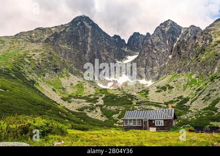 Tatranska Lomnica, Tatra Mountains / Slovaquie - 2019/06/28: Vue panoramique sur le pic Lomnica dans les monts Tatra slovaques - Lomicky stit Banque D'Images