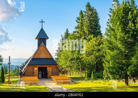 Zakopane, Lesser Pologne / Pologne - 2019/06/29: Sainte Marie de la chapelle Rosaire à la montagne Gubalowka au-dessus de la station de Zakopane à Tatra Maintient Banque D'Images