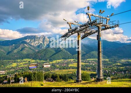 Zakopane, Lesser Pologne / Pologne - 2019/06/29: Vue panoramique sur les montagnes Tatra au-dessus de la station de Zakopane avec télésiège à Butorowy Wierch Banque D'Images