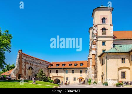 Tyniec, Lesser Pologne / Pologne - 2019/06/30 : Abbaye bénédictine de Tyniec sur la Vistule près de Cracovie avec l'église Saint-Paul et Pierre et la cour Banque D'Images