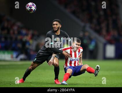 Joe Gomez de Liverpool (à gauche) et Angel Correa d'Atletico Madrid lors de la ronde de 16 matchs de première jambe de l'UEFA Champions League à Wanda Metropolitano, Madrid. Banque D'Images