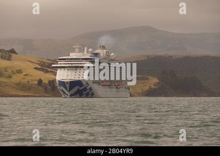 Bateau de croisière dans le port d'Akaroa Banque D'Images