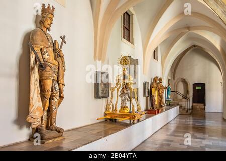 Tyniec, Lesser Pologne / Pologne - 2019/06/30 : cloître gothique et passages de l'abbaye bénédictine de Tyniec à la Vistule près de Cracovie Banque D'Images