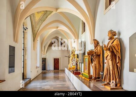 Tyniec, Lesser Pologne / Pologne - 2019/06/30 : cloître gothique et passages de l'abbaye bénédictine de Tyniec à la Vistule près de Cracovie Banque D'Images