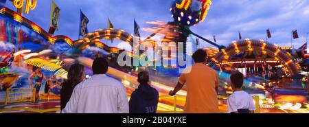 Vue arrière de cinq personnes dans un parc d'attractions, Stuttgart Beer Festival, Stuttgart, Bade-Wurtemberg, Allemagne Banque D'Images