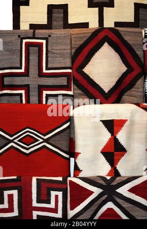 Une sélection de couvertures de laine Navajo millésime à vendre à Shiprock, une boutique d'art, de bijoux et d'antiquités amérindiennes à Santa Fe, au Nouveau-Mexique. Banque D'Images