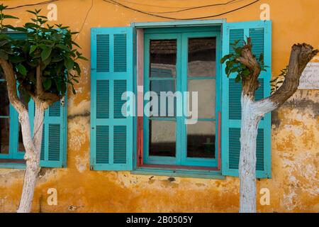 Volets colorés de la vieille maison coloniale maintenant utilisé comme une école sur l'île de Goree dans l'océan Atlantique à l'extérieur de Dakar au Sénégal, Afrique de l'Ouest. Banque D'Images