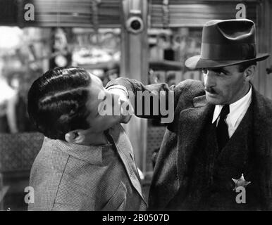 Paul Uni comme Tony Camonte et C. HENRY GORDON à SCARFACE 1932 directeurs HOWARD HAWKS et RICHARD ROSSON roman Armitage Trail Screen histoire Ben Hecht producteur Howard Hughes The Caddo Company / United Artists Banque D'Images