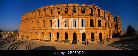 Façade d'un amphithéâtre, théâtre romain, El Djem, gouvernorat de Mahdia, Tunisie Banque D'Images