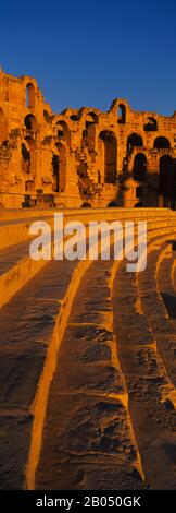 Vieilles ruines d'un amphithéâtre, théâtre romain, El Djem, gouvernorat de Mahdia, Tunisie Banque D'Images