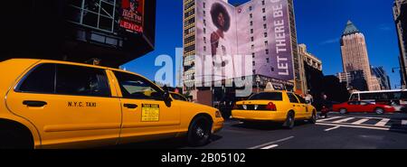 Taxis jaunes à l'intersection de la route, Manhattan, New York City, New York State, États-Unis Banque D'Images