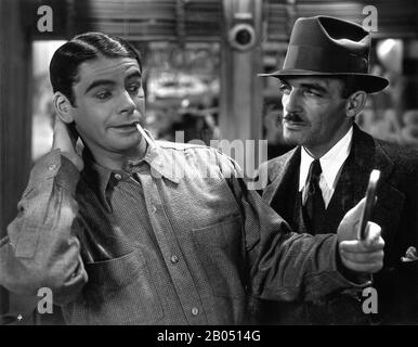 Paul Uni comme Tony Camonte et C. HENRY GORDON à SCARFACE 1932 directeurs HOWARD HAWKS et RICHARD ROSSON roman Armitage Trail Screen histoire Ben Hecht producteur Howard Hughes The Caddo Company / United Artists Banque D'Images