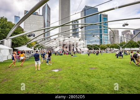 Chicago, ILLINOIS/ÉTATS-UNIS d'AMÉRIQUE - 01 SEPTEMBRE 2018 : vue sur le Chicago Millenium Park Banque D'Images